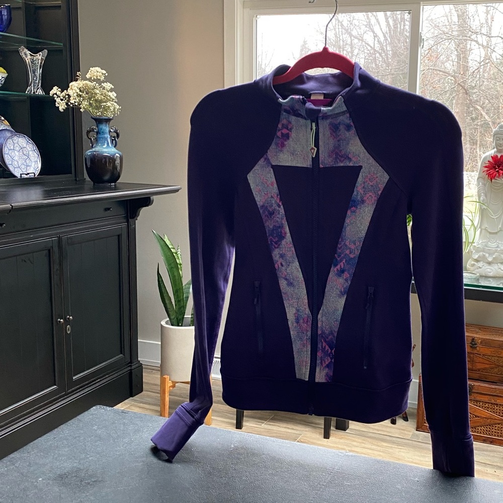 Iviva Athletic zip up jacket with thumb holes